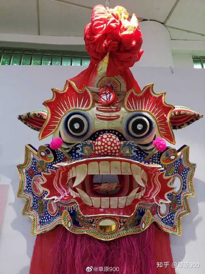 该舞以其独特的麒麟头,面阔口大,勇猛威武的艺术造型,配以传统的民间
