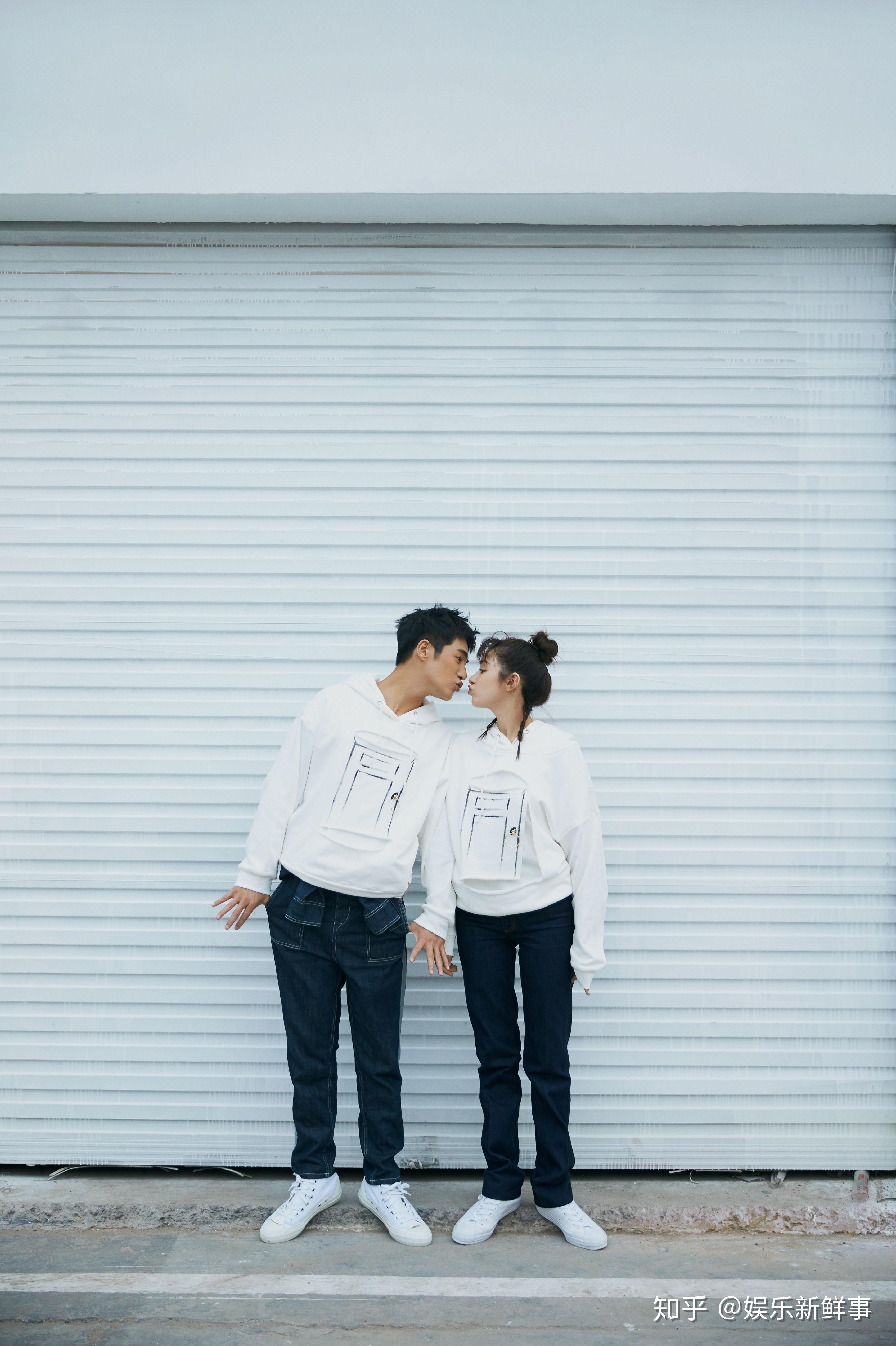 姜潮和妻子麦迪娜的情侣甜蜜写真组图曝光,三组情侣写真宛如情侣装穿