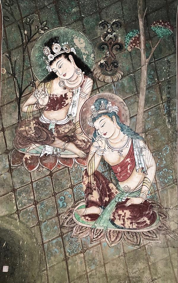 较下面一位思惟菩萨,宝蓝色长发,面容姣好,姿态自然,左手叉腰,右肘