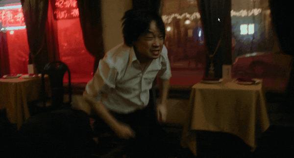 华裔新剧《内景唐人街》,讽刺拉满,狂捅白人社会肺管!
