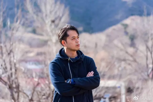 站在天猫小镇身前身后的两位设计师大咖王珏青山周平