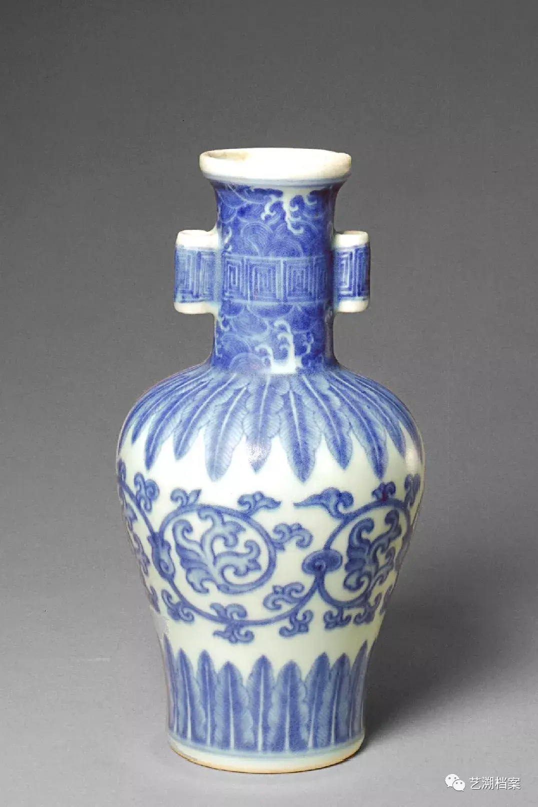 厚重古拙与轻盈秀丽的雍正青花瓷