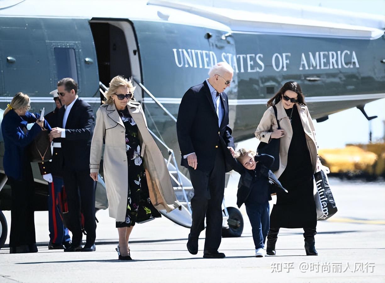 拜登全家出去过周末牵着3岁小孙子很有爱第一千金穿风衣美翻