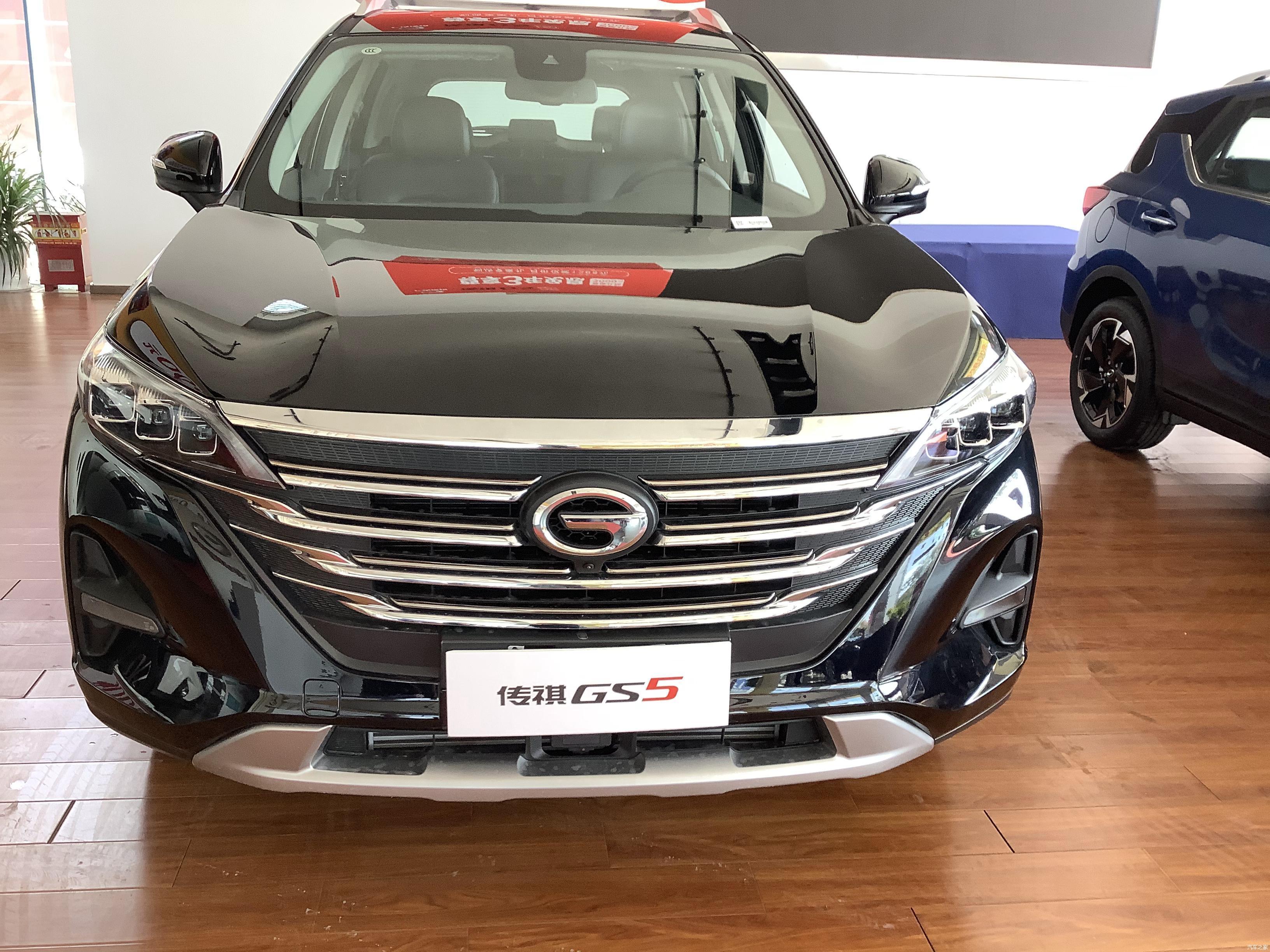 2021款传祺gs5到店实拍黑色车身很帅气轴距2710mm配15t6at