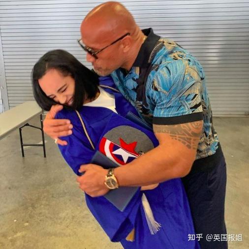 和前妻离婚后,强森和小12岁的独立音乐人lauren hashian稳定交往了十