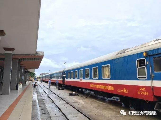 越南 的火车是1881年由 法国 人修建的"米轨"火车(轨道宽度为1000mm