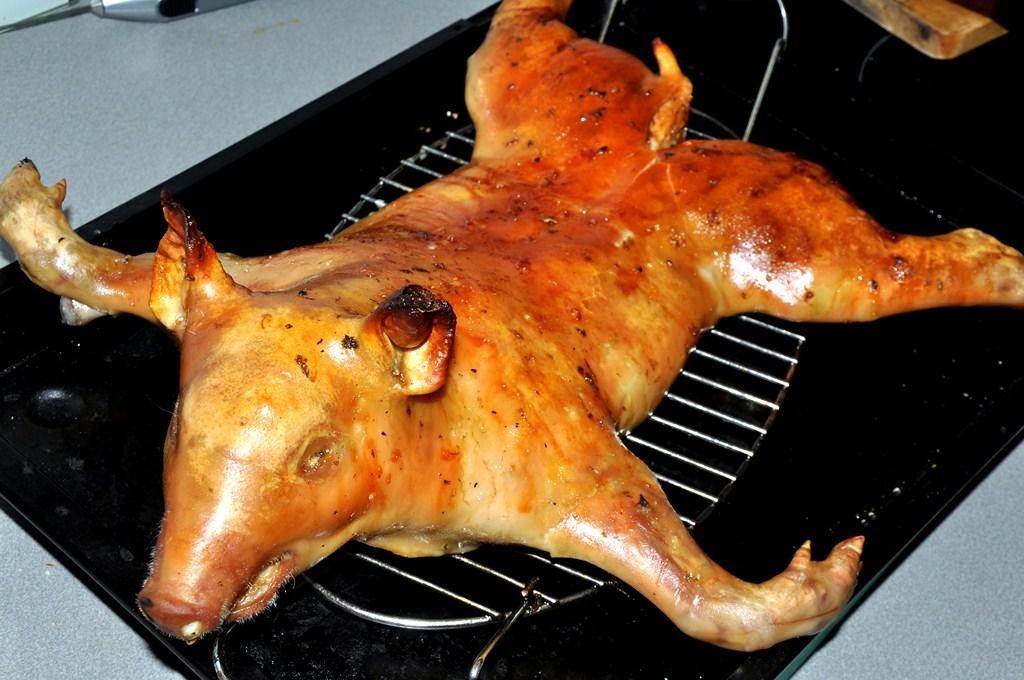 发源于古城塞哥维亚的烤乳猪在西班牙餐饮界中的地位跟我们的北京烤鸭