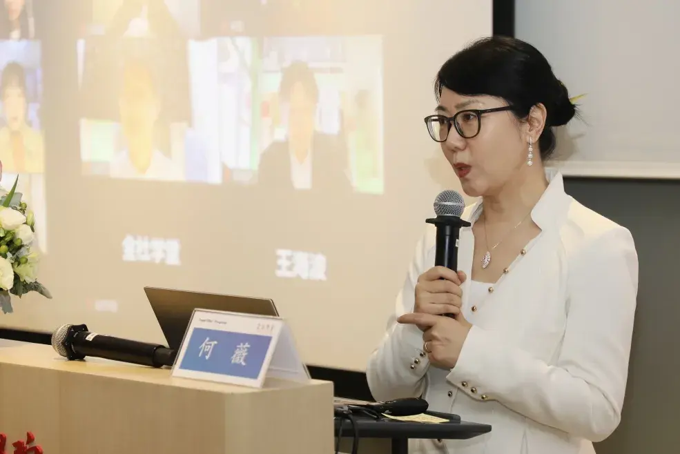 开课仪式上,金杜律师事务所合伙人,西南政法大学校友代表何薇女士率先