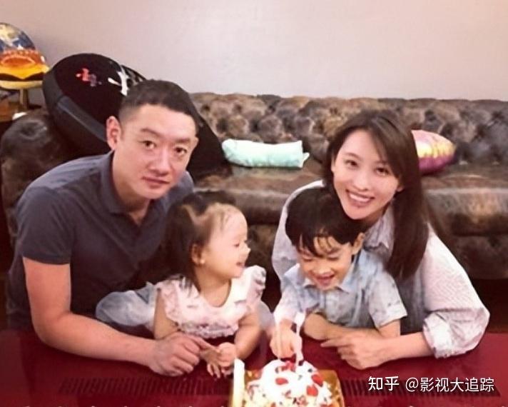 47岁京城四少汪雨罕见现身!携儿子拜祭父母,如今家庭幸福美满 - 知乎