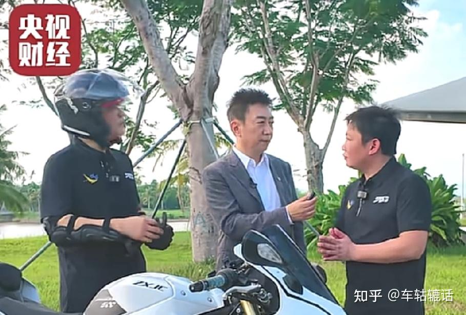骑摩托比赛,李书福霸气挑战张雪!