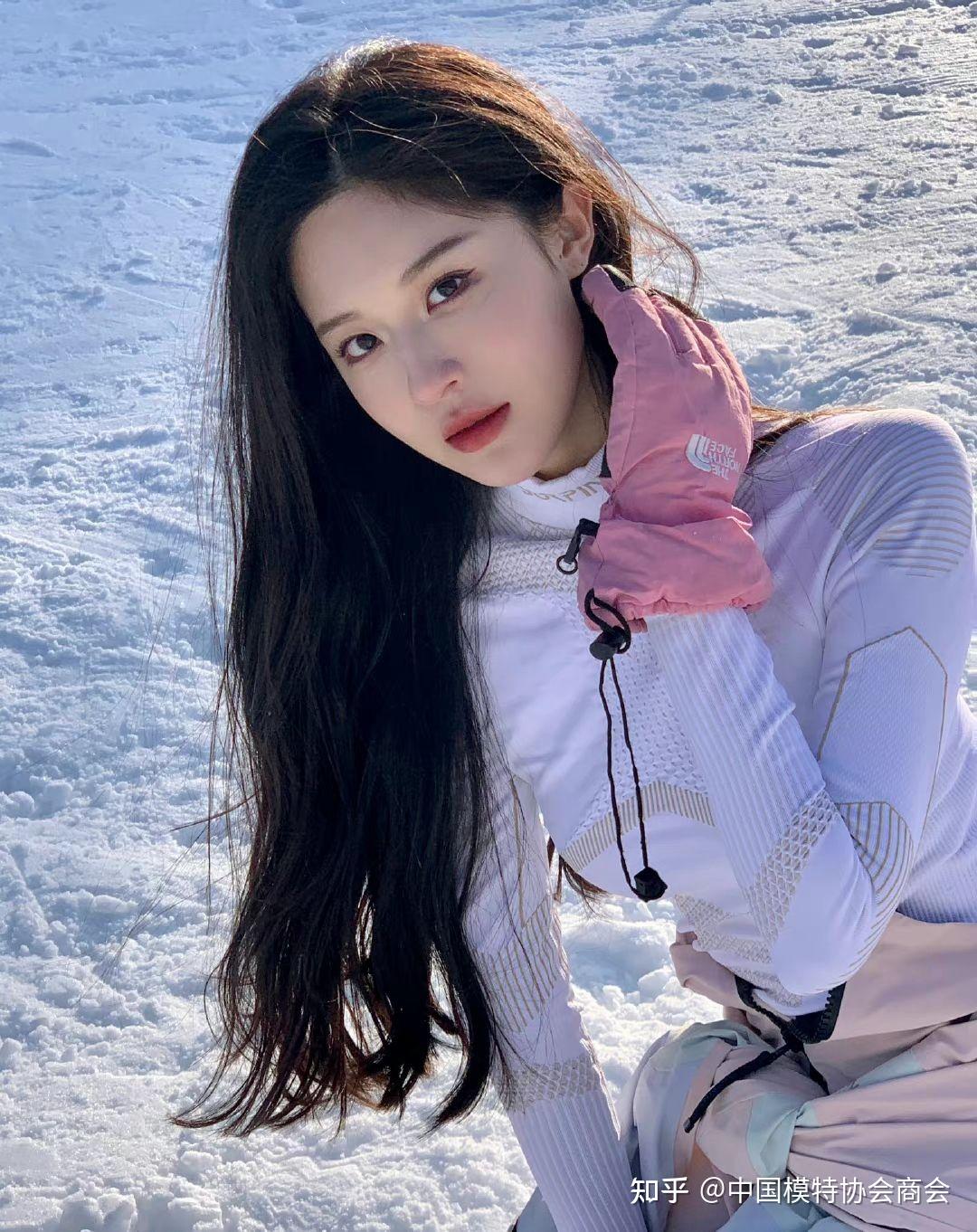 20块送你们,步行街,楠静说;好的,上车,小乔说;不用吧