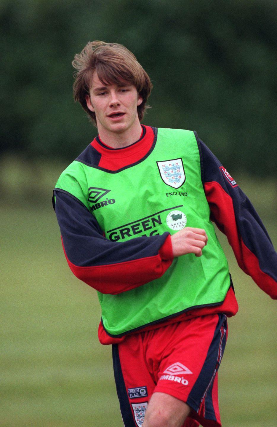 (点击可看大图)年轻的大卫·贝克汉姆在一场训练中.