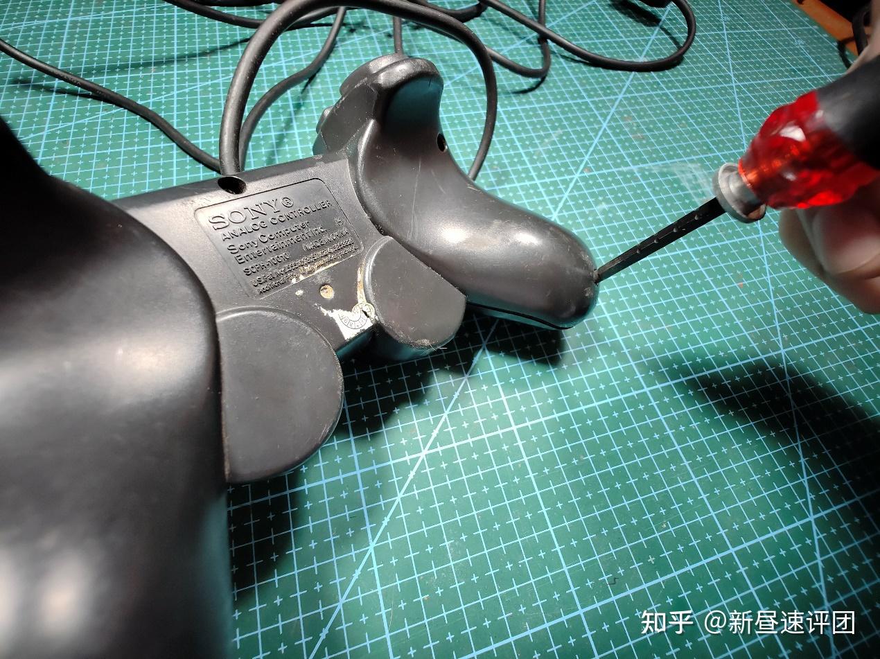 组柄和原装差多少两只ps2手柄的拆解和修复