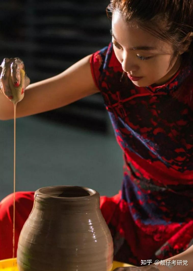 美女硕士孙天舒狠心砸烂铁饭碗终日拉坯做陶瓷