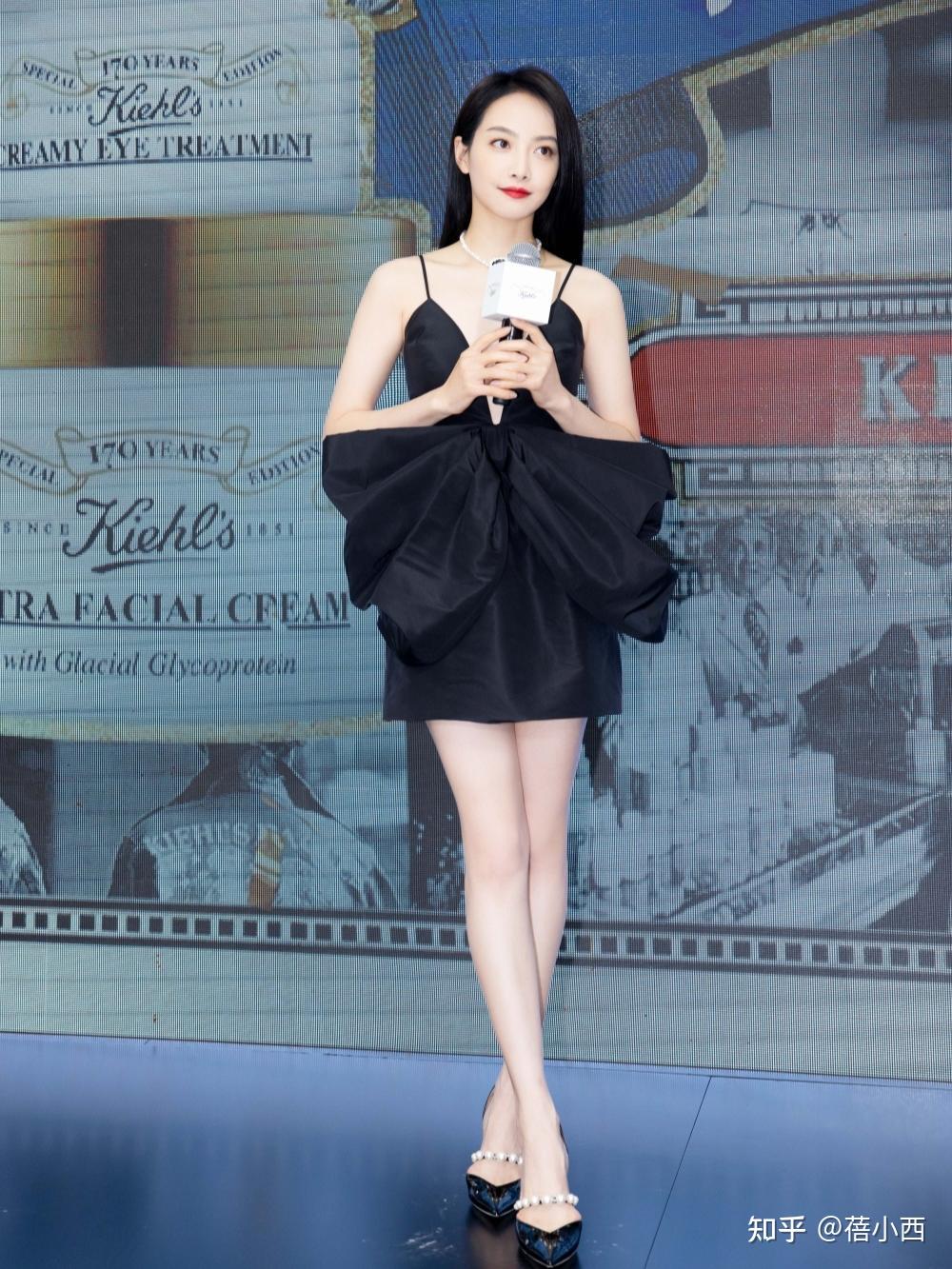 又被宋茜的尺度惊艳了穿小黑裙领口开到腰气质惊艳又迷人