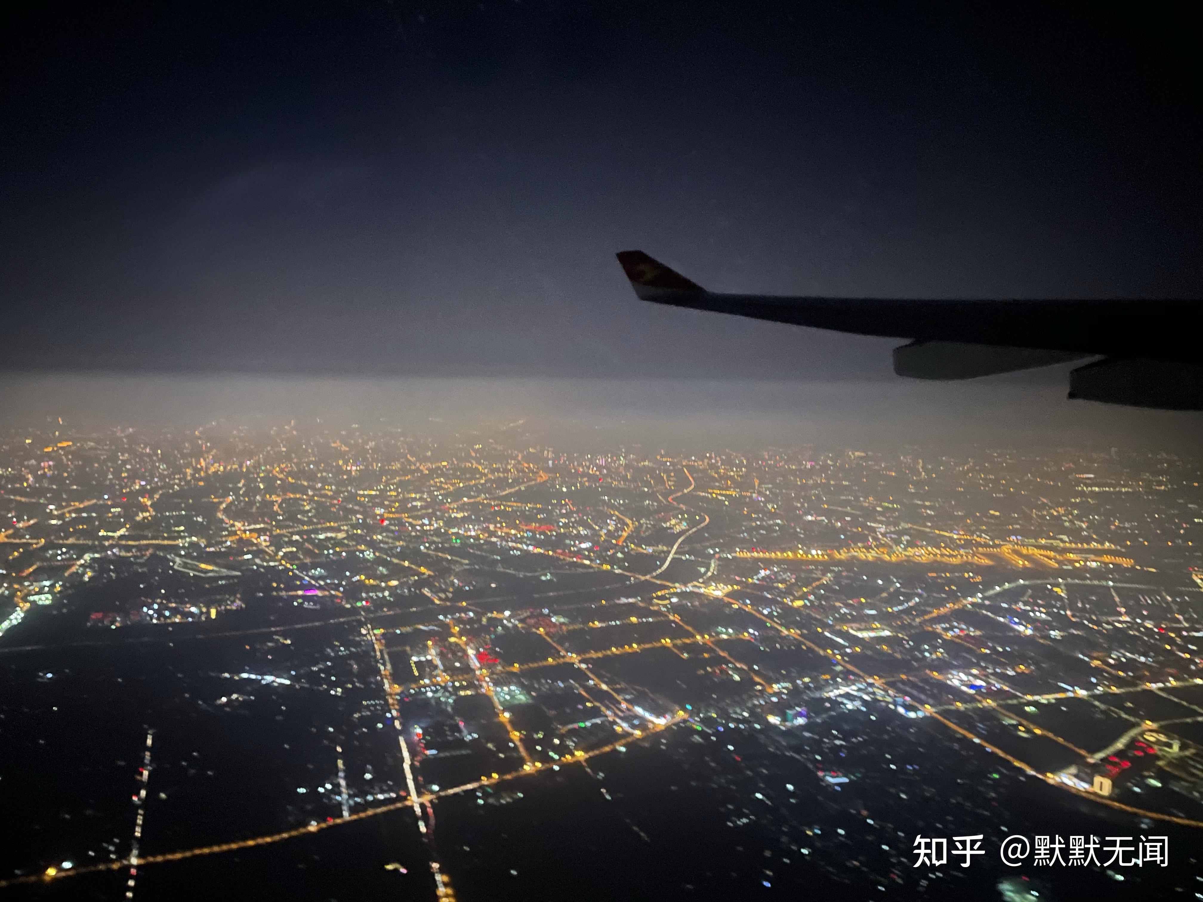 你在飞机上见过哪些超美的城市夜景? - 知乎