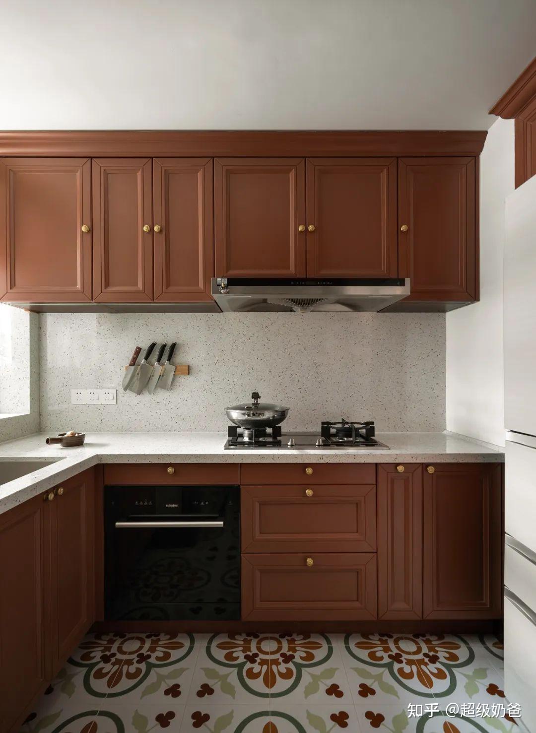 浓郁的胡桃木色,繁杂的玫瑰花造型线条,灵动的拼色花砖.