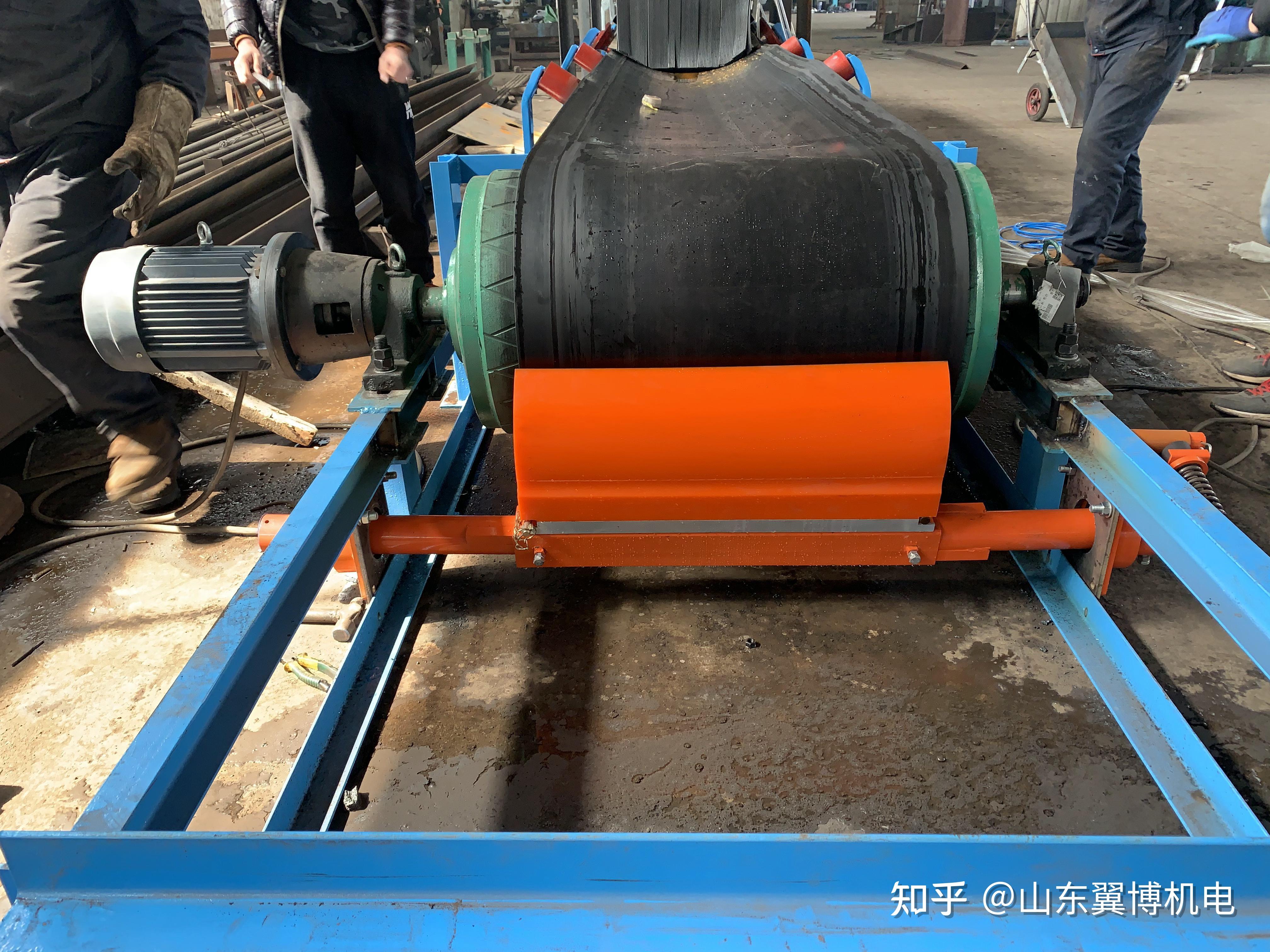 器,安装在带式输送机头部滚筒,清扫器安装宽度可根据现场情况任意伸缩