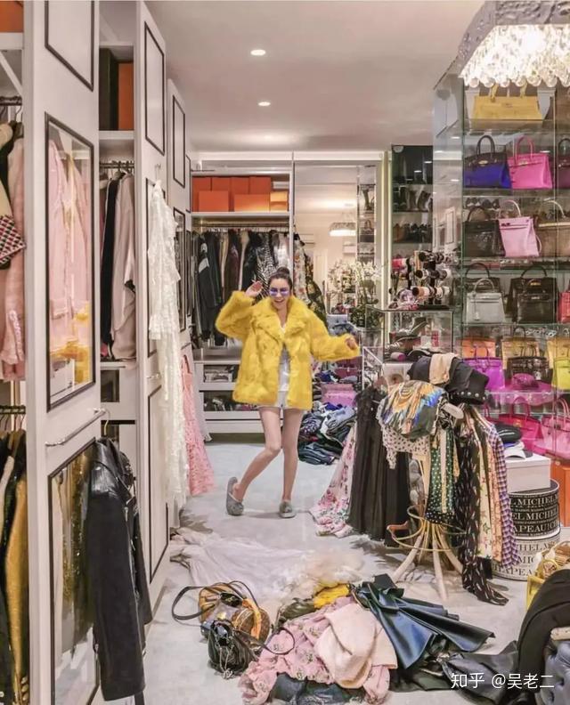 她晒出自己的豪宅,其中最惊人之处是她的衣帽间:60多平方米,跟普通的