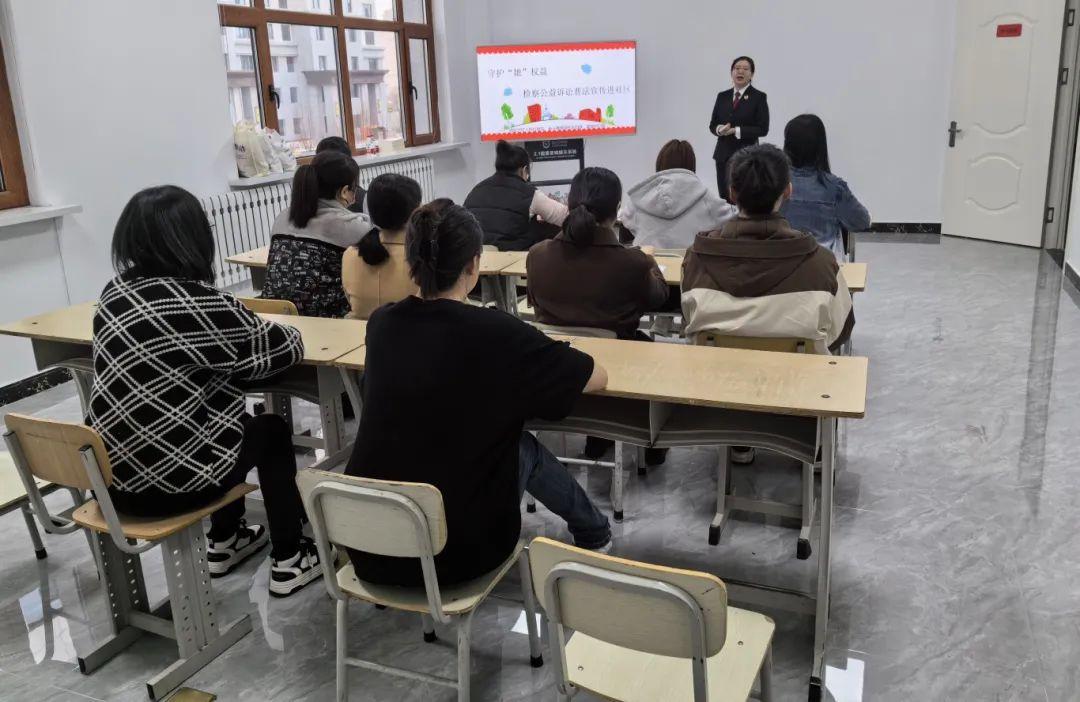 增强广大妇女群众依法维权的意识和能力,检察人员走进奋斗镇观湖社区