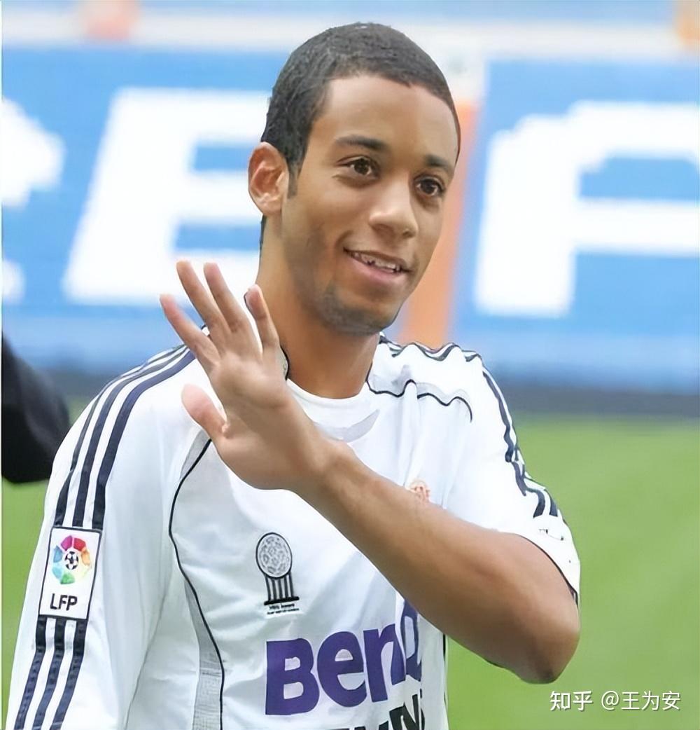 罗比尼奥的风流情史：40个XX背后的堕落！ - 知乎