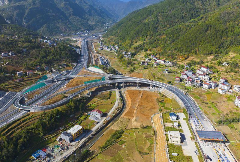 天堑变通途巫镇高速建成通车