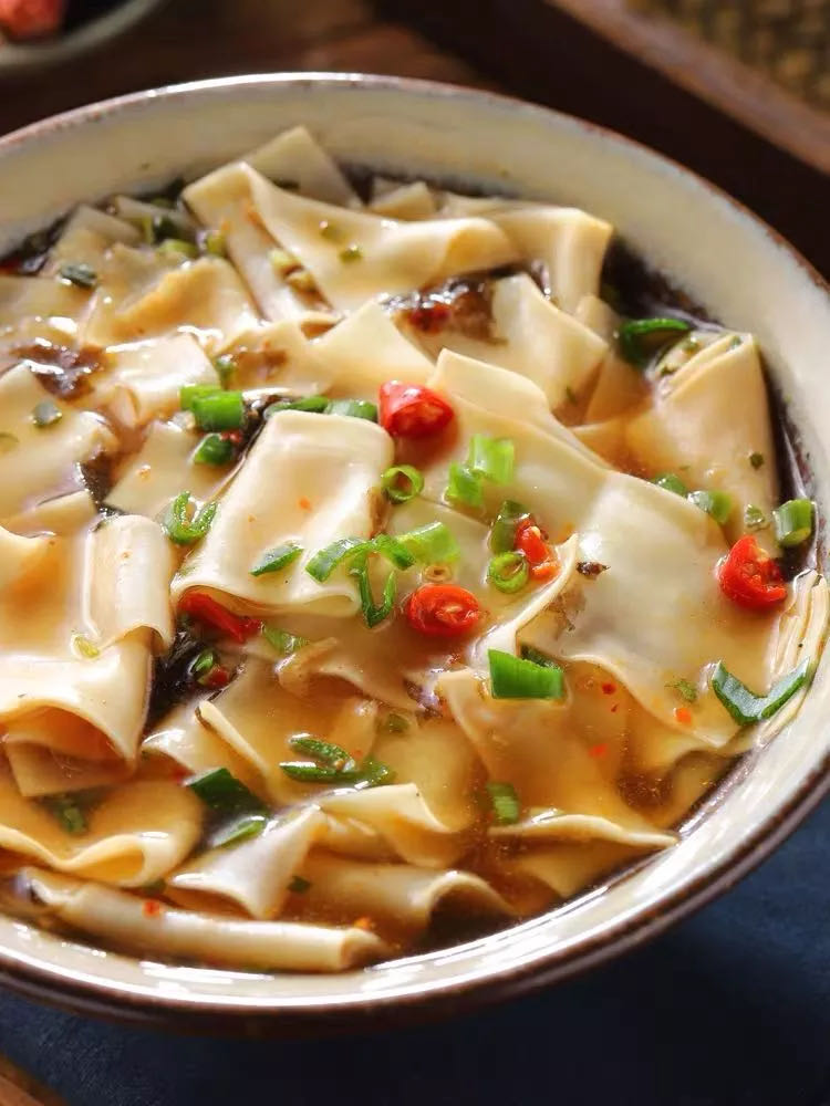 2,华味坊 酸汤面片(3元/袋,共10桶)高人拉面的优点是