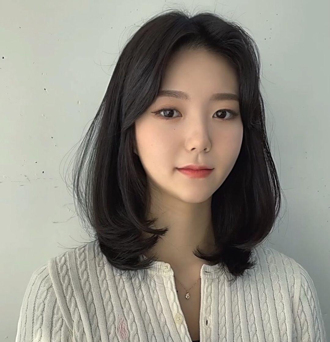 中分八字刘海搭配内扣的发尾烫,瘦脸显温柔,美得刚刚好,适合大多数