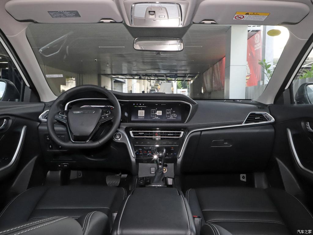 启辰t90内饰上整体设计简洁,用料也比较扎实,座椅保留了启辰比较软乎