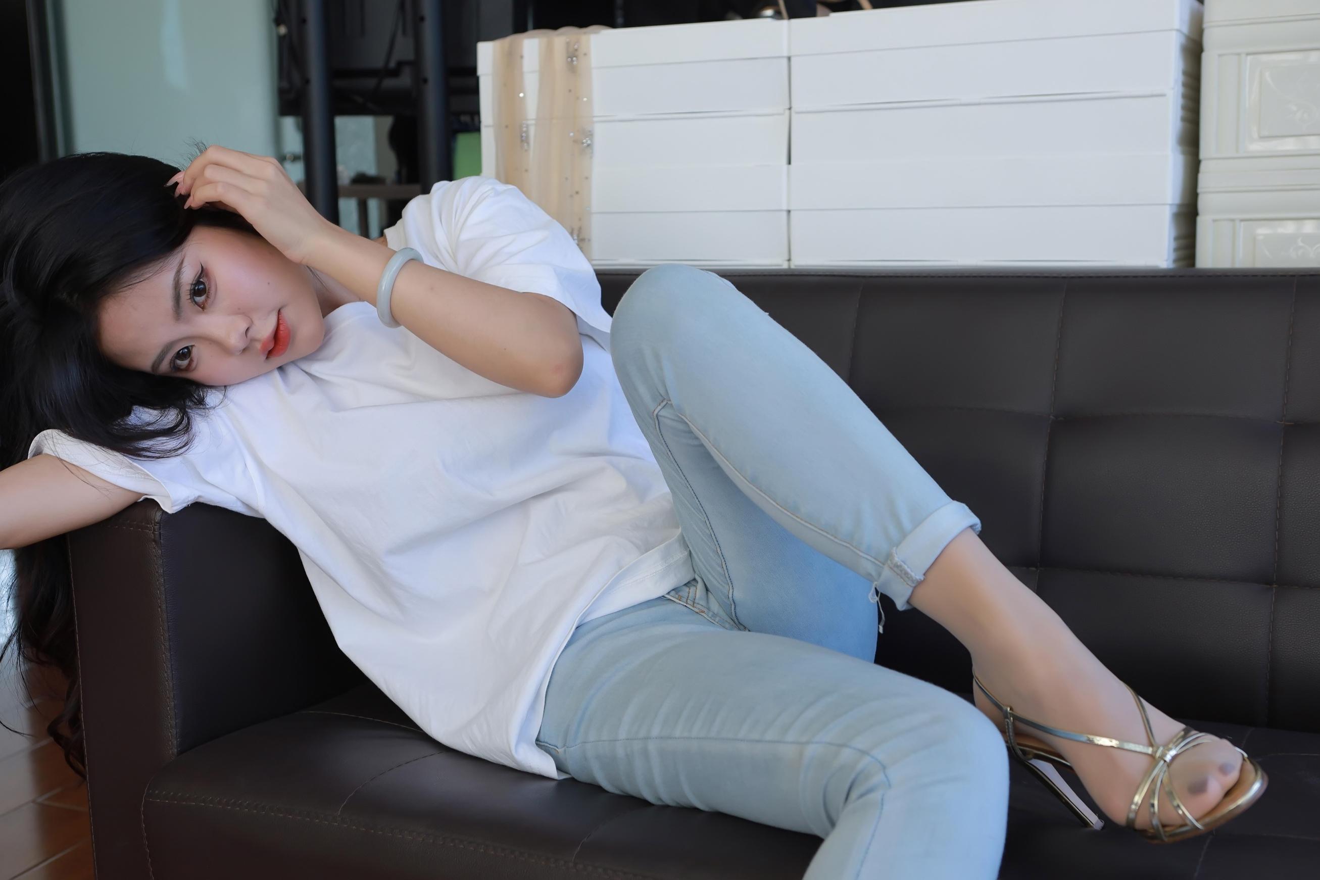 美图剖析:牛仔裤里穿肉色丝袜的女人为什么魅力无限?