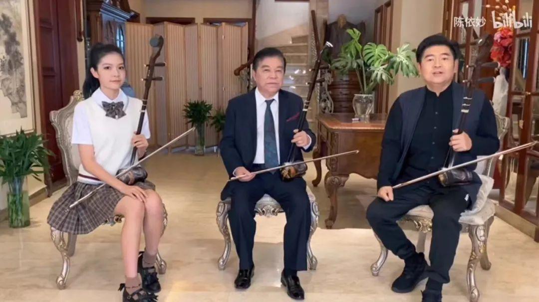 陈依妙接受音乐财经请回答2022特刊专访分享二胡世家环境下的音乐成长