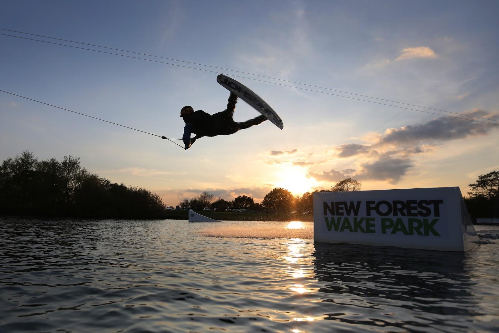 水上乐园,内有极速滑道terror torrent和kraken,挑战心跳的eruption