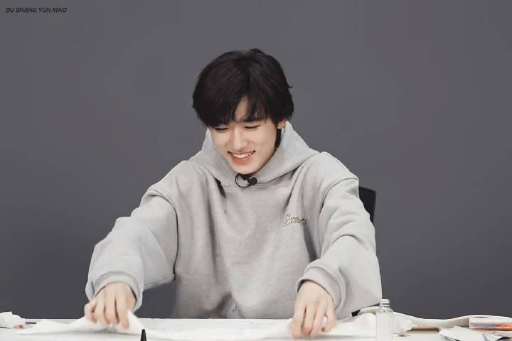 宋亚轩冷脸宋亚轩男友风宋亚轩灰色卫衣宋亚轩限定男高