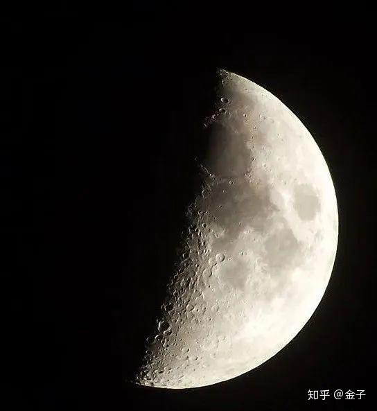 点(竖)表示发光半圆代表圆缺不断变化的月亮67这是"月"字的甲骨文02