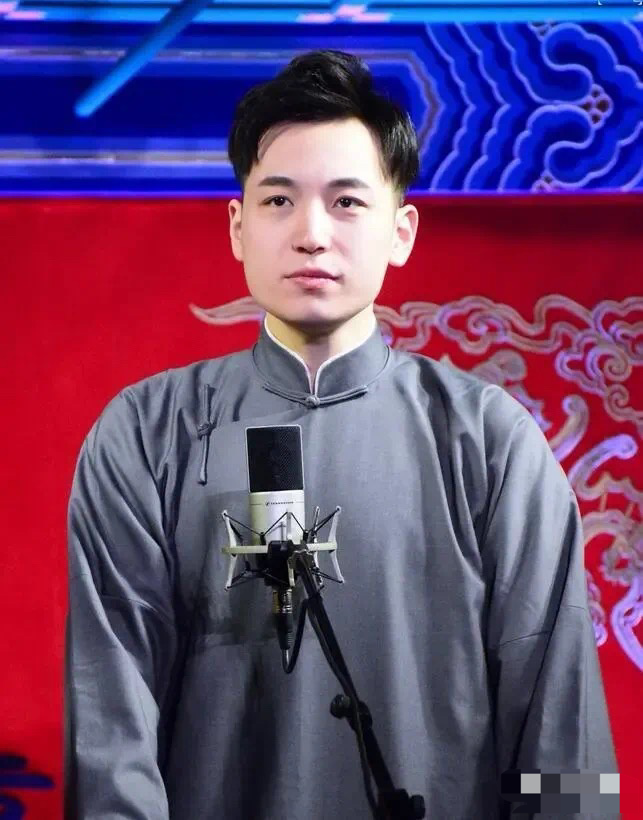 郭德纲外甥,德云社王九龙路边随地小便被拍,事后不洗手进食,嗦手!