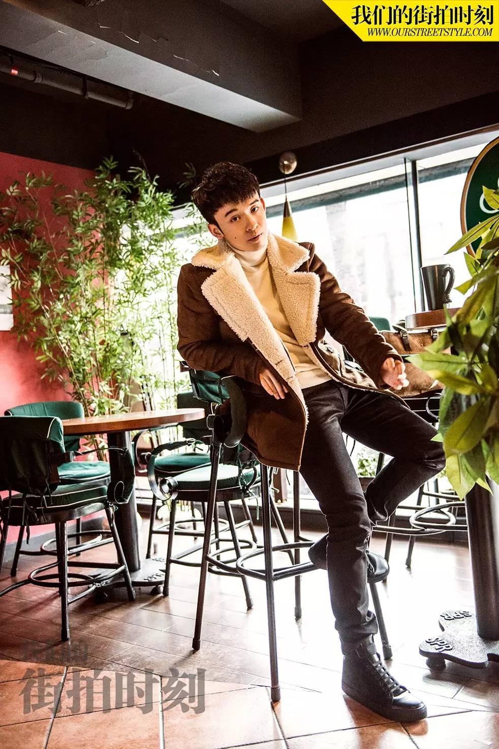 摄影师:郭朕豪时装编辑:崔嘉搭配tips:今年大热的羊羔绒拼接麂皮外套