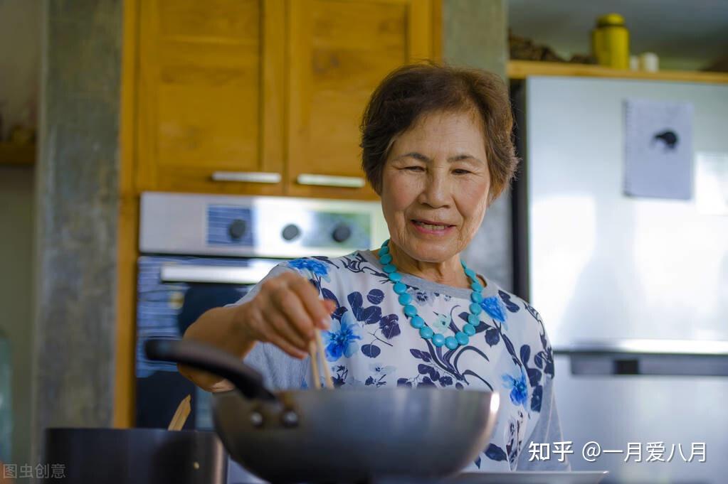 育儿嫂行业：从家庭到社会的新角色转变