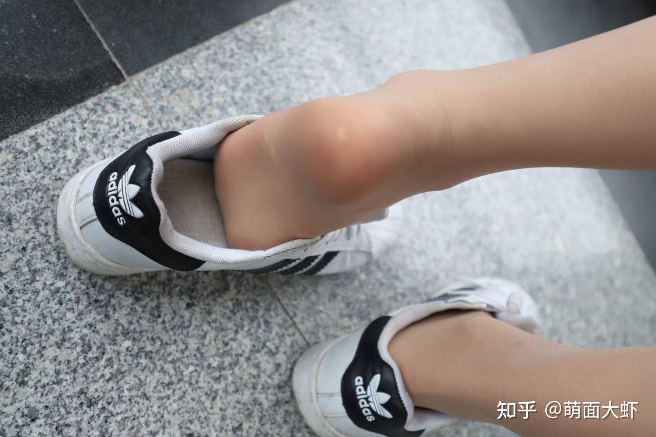 短肉丝袜 帆布鞋/板鞋本来是很土的打扮,为何我却从中看到了一丝清纯