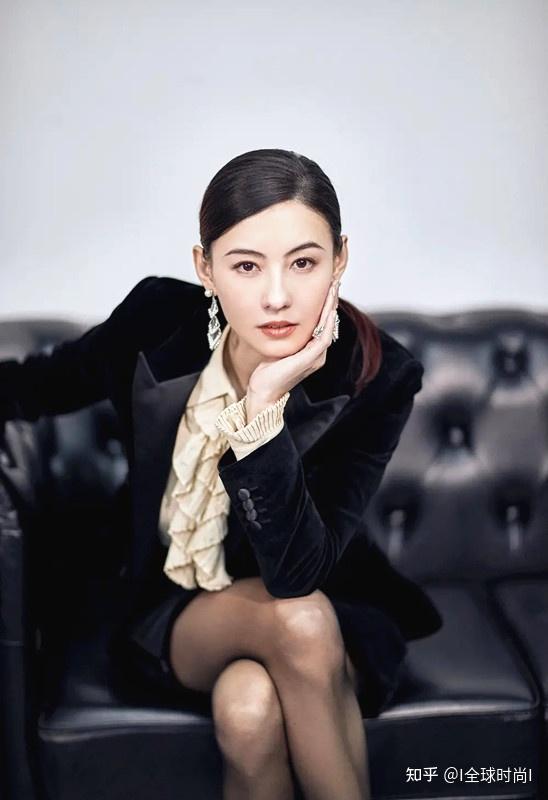 张柏芝越来越会搭 黑色西装配丝巾 帅气十足不像仨孩妈 - 知乎