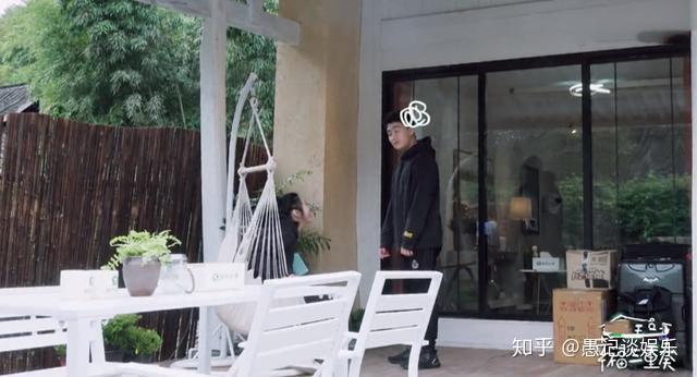 《幸福三重奏》新房三季最差,吴京开门惊叫,何猷君家漏水成患