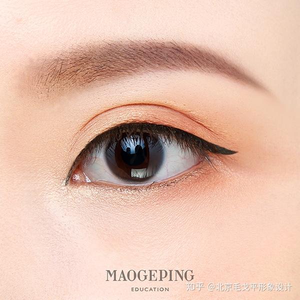 口红画眼线教程 v2-c6bbbb35e9f03b7a9aec73de4fc800fa_r.jpg