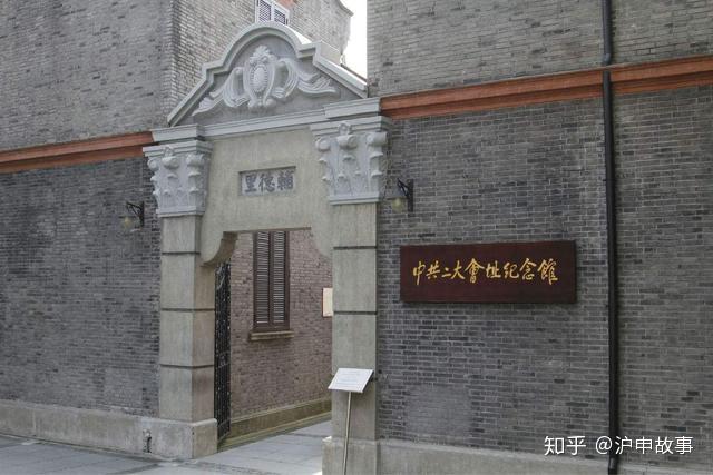 成都北路的"辅德里"是1915年英商建造的旧式里弄,弄堂深处30号的一幢