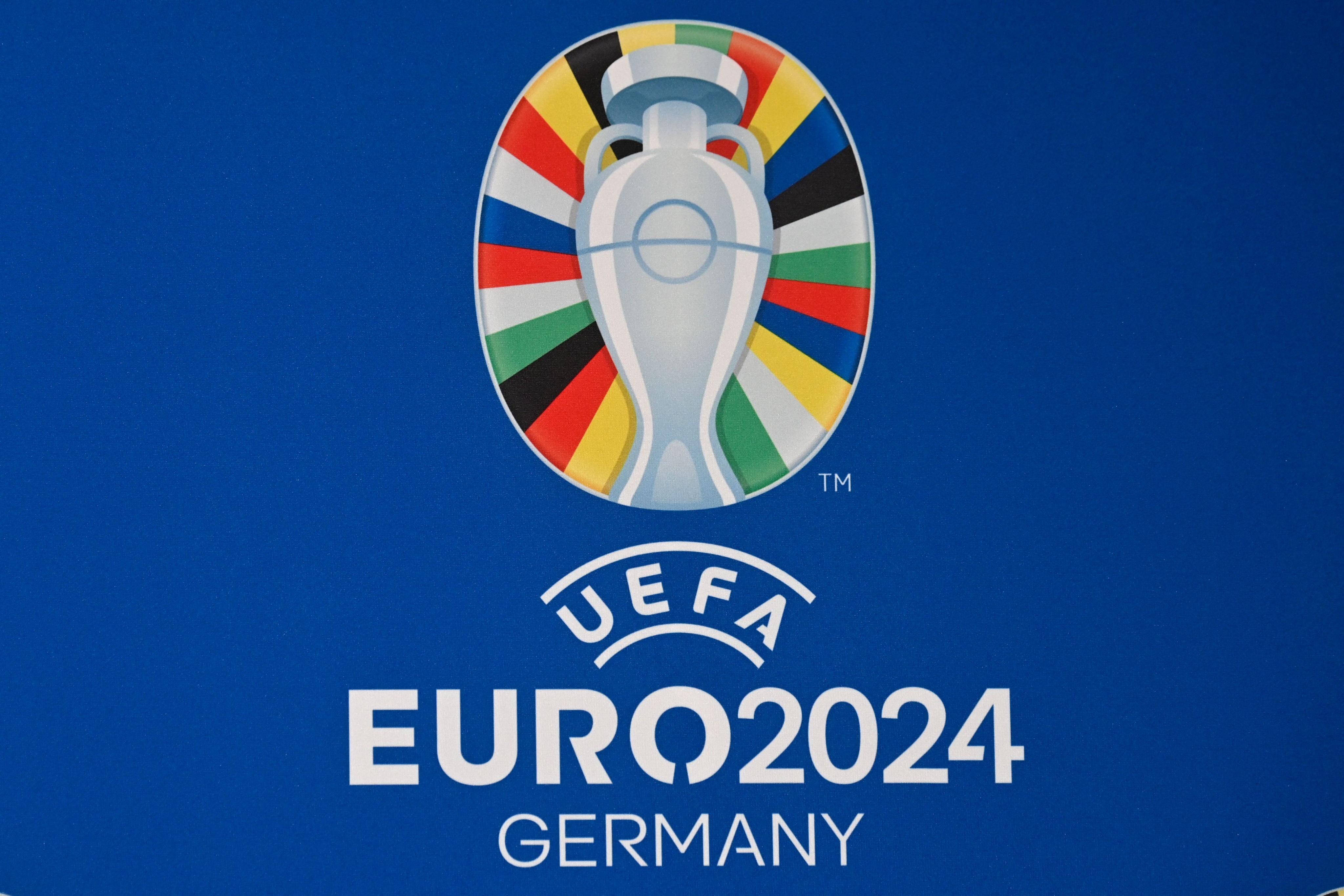 柏林奥林匹克体育场展示2024欧洲杯标志融合各成员国旗色彩