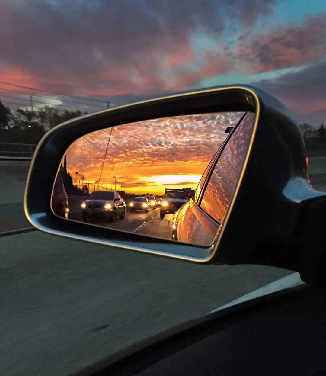 当后视镜碰上美腻的黄昏之景,照片就显得格外梦幻浪漫了,这大概就是