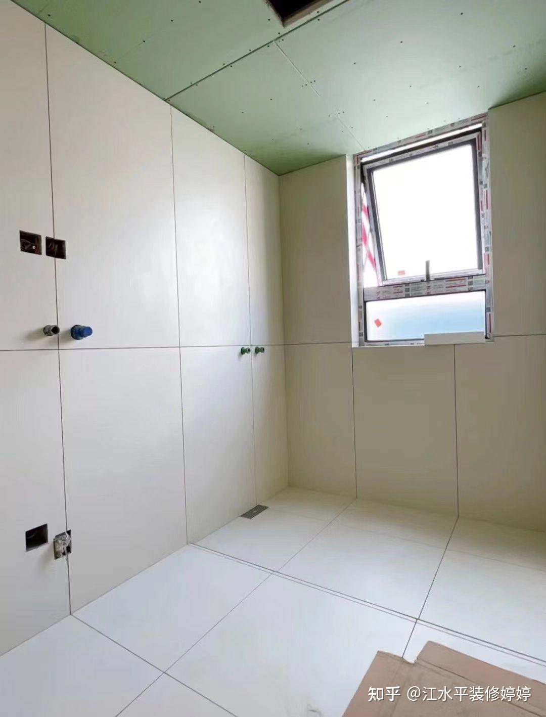 1:卫生间做干湿分离,干区贴大地砖,淋浴区用瓷砖或石材拉槽,做回字形