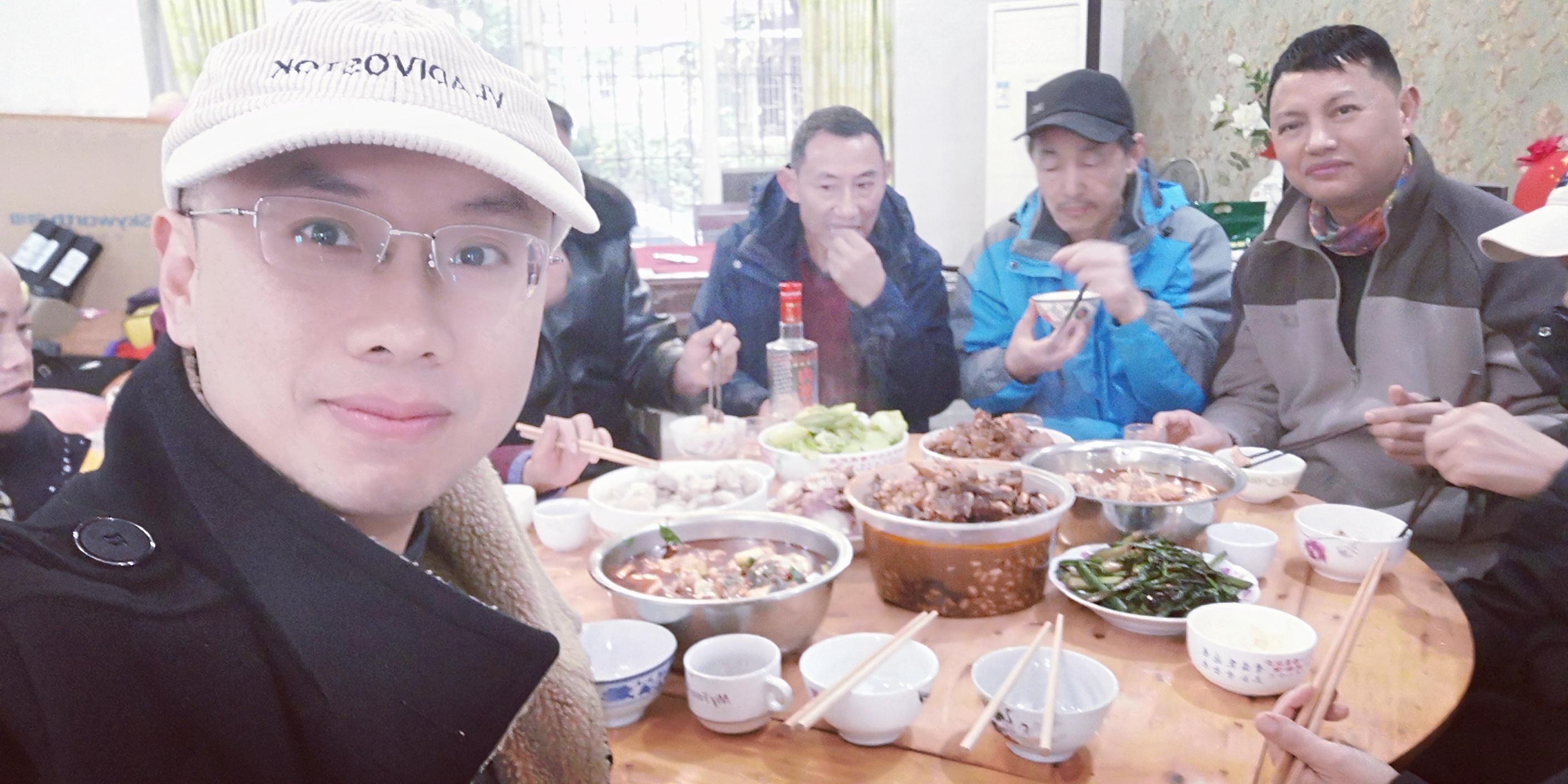 四川泸州杨大侠杨科和群众一起吃幸福饭