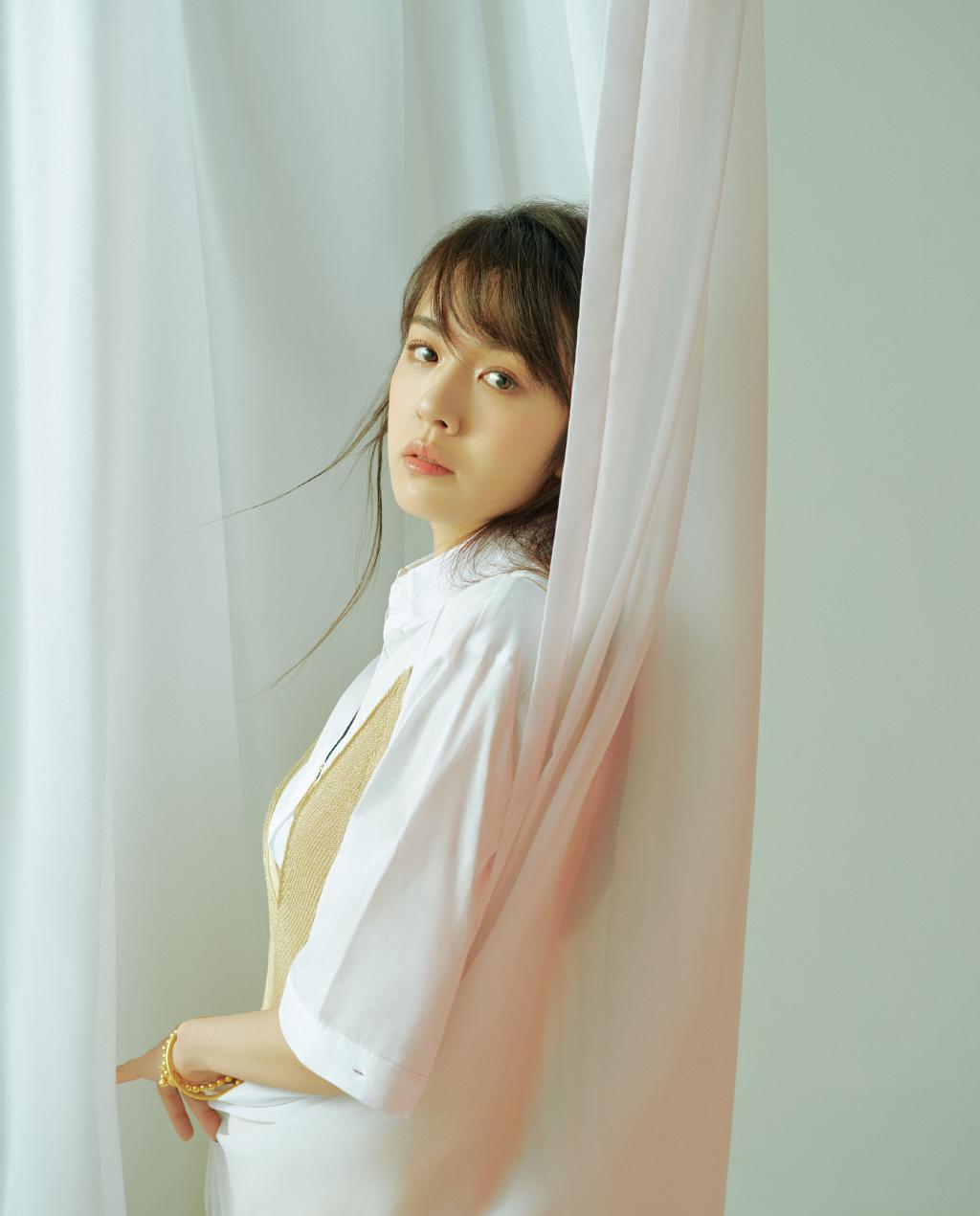 王晓晨赤脚拍照,穿短裙还曲腿坐地上,尽展女人的性感美 - 知乎