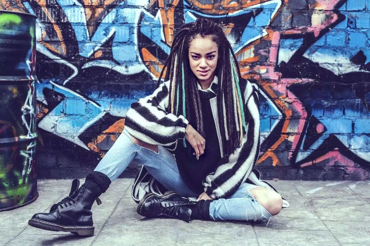 同时,具有嘻哈摇滚范的代表发型——脏辫,也随着盛行起来