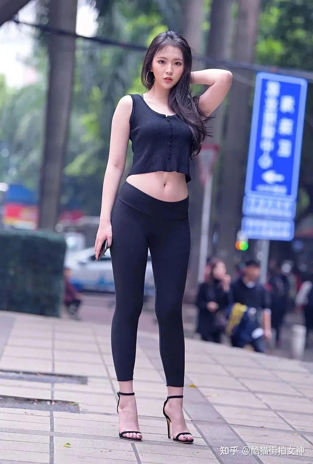 街拍：美女身穿黑色时尚T恤配黑色紧身裤，运动中透露着大气