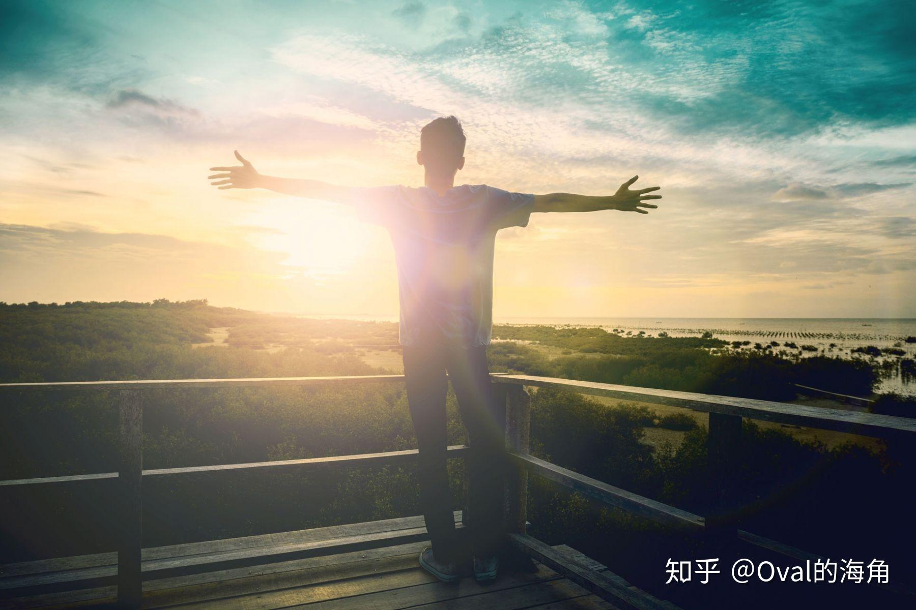 一直走,穿过人山人海,从出生走到消亡,从过去通向未来,从黑暗走向光明